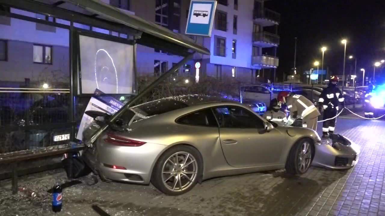 Porsche staranowało przystanek w Gdańsku. Kierowca i pasażer zbiegli z miejsca wypadku