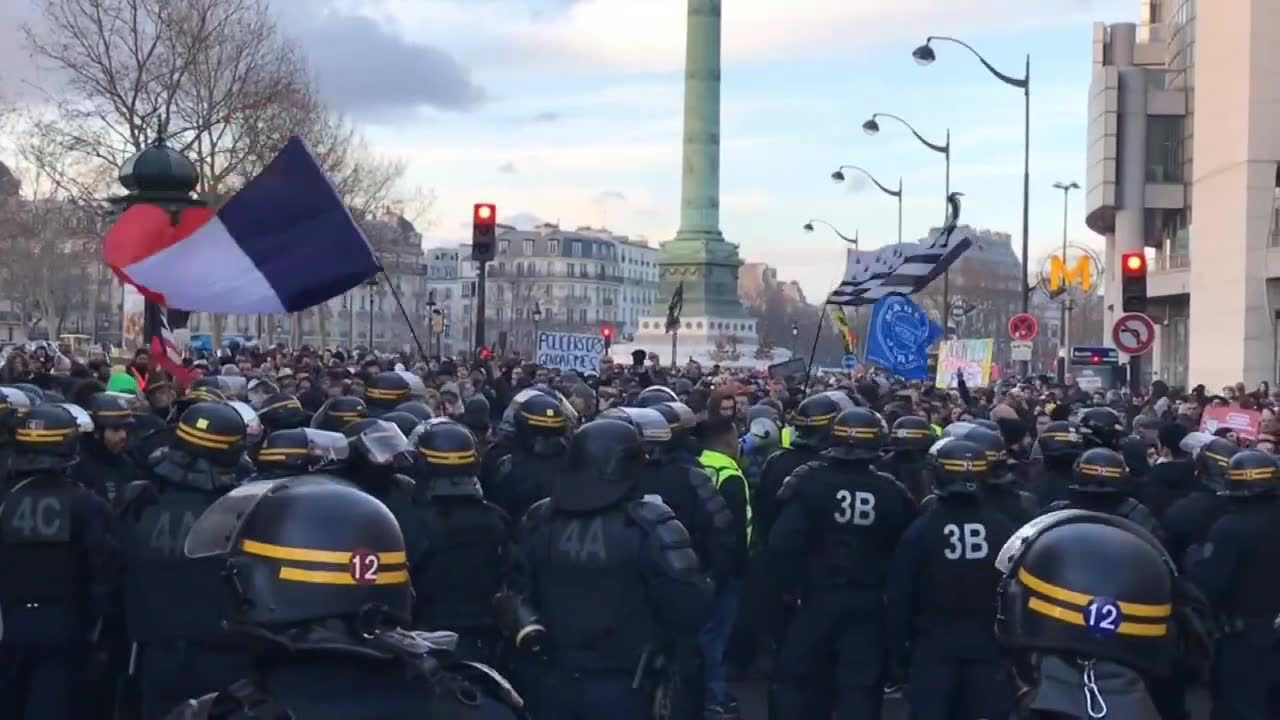 Protest “żółtych kamizelek” w Paryżu. Policja aresztowała pond 30 osób