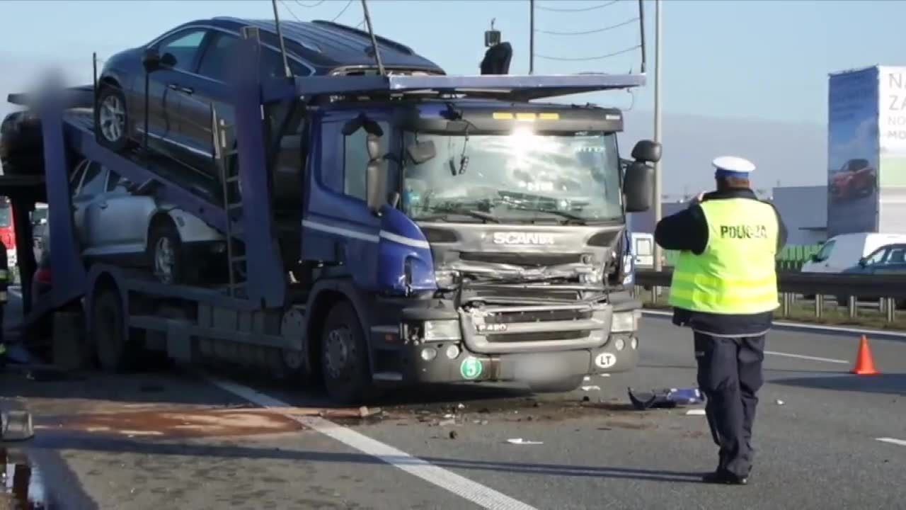 Zderzenie trzech ciężarówek na drodze ekspresowej S8 w Warszawie.