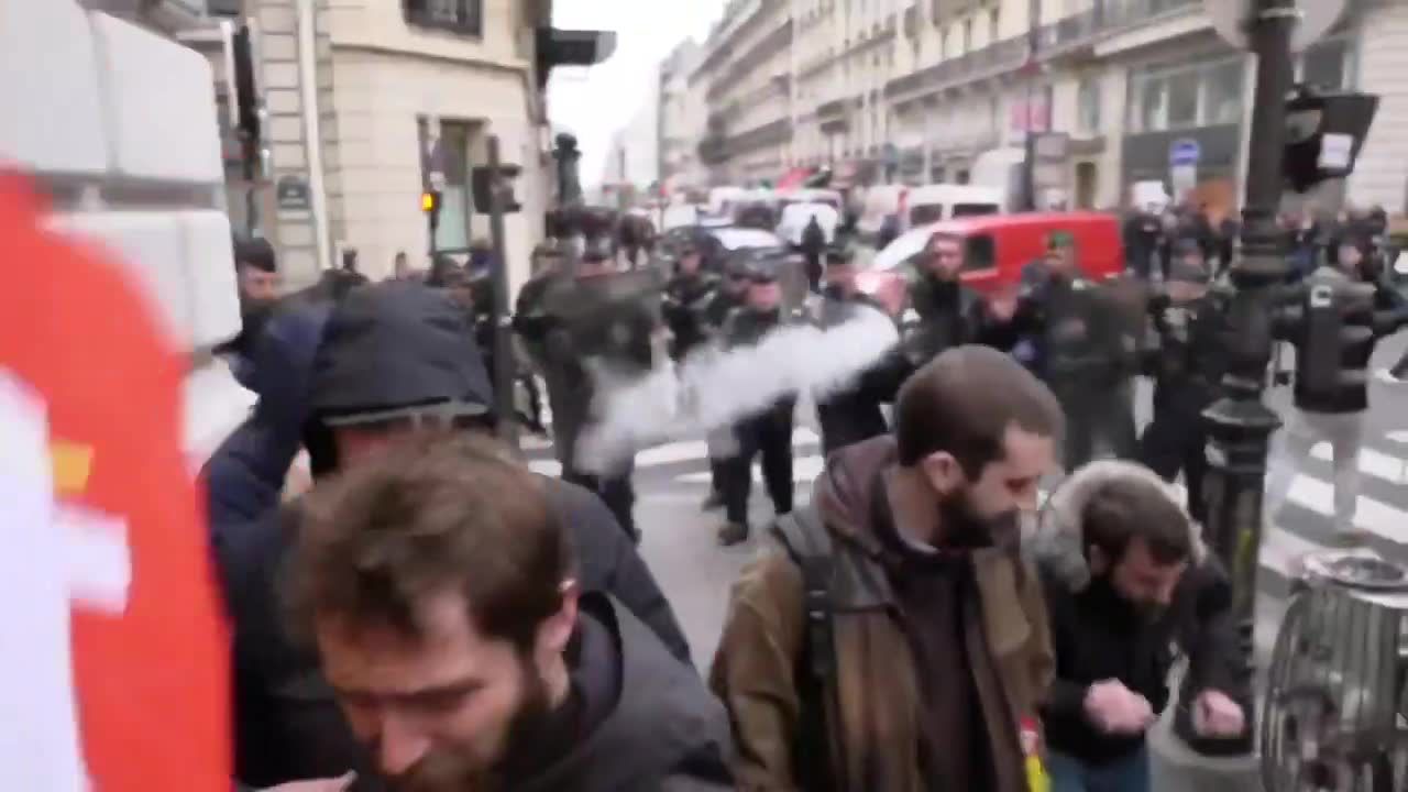 Związkowcy odpalili race w siedzibie funduszu inwestycyjnego w Paryżu. Protesty przeciwko planowanej reformie emerytalnej trwają już od miesiąca