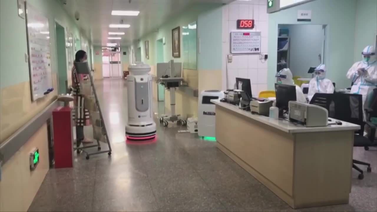 Sztuczna inteligencja walczy z koronawirusem. Roboty patrolują ulice, badają ludzi i dezynfekują szpitale