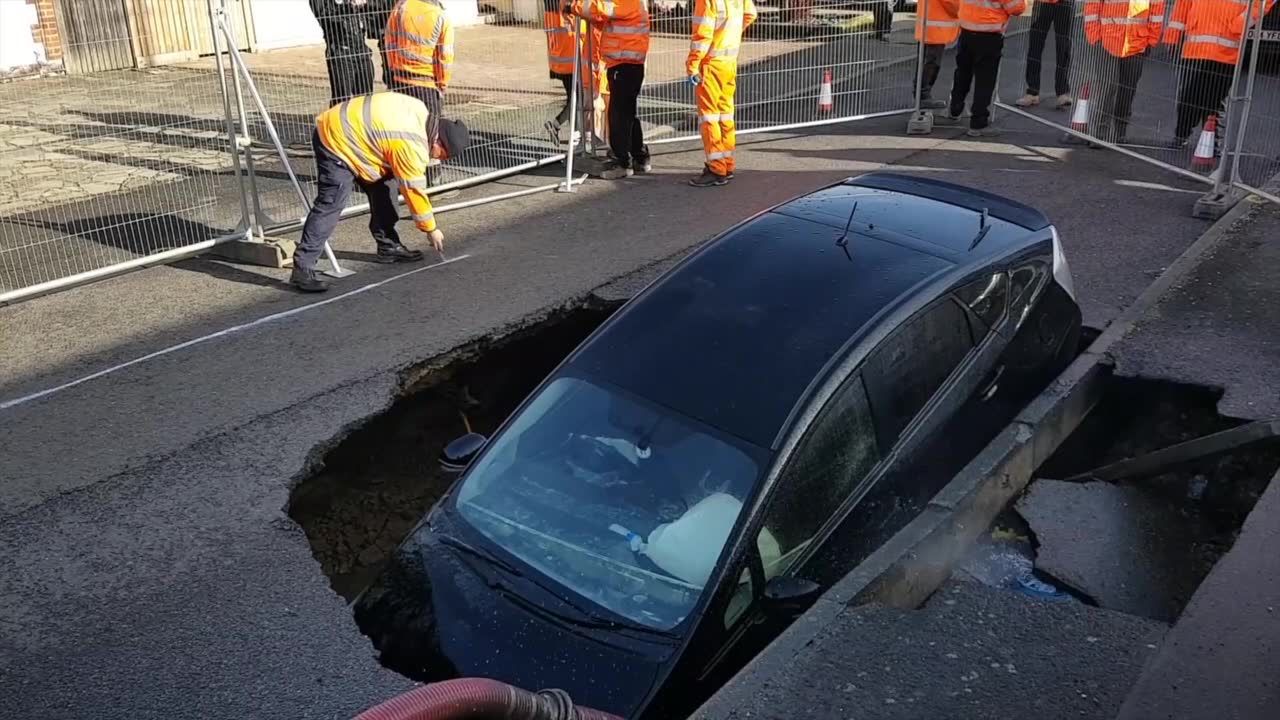 Skutki sztormu Ciara. Auto wpadło w lej krosowy