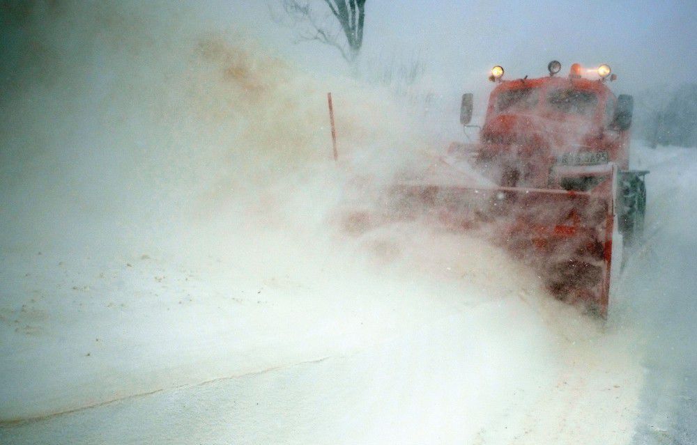 IMGW ostrzega: intensywne opady śniegu, oblodzenie, zawieje i zamiecie śnieżne