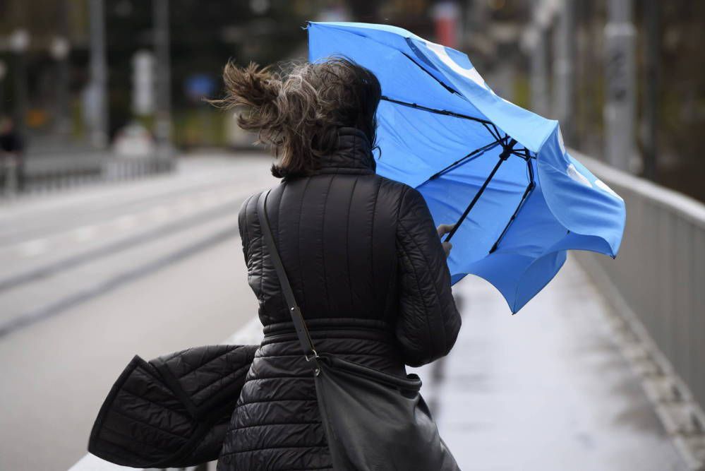 2250 interwencji strażaków wskutek silnego wiatru; 76 tys. odbiorców bez prądu