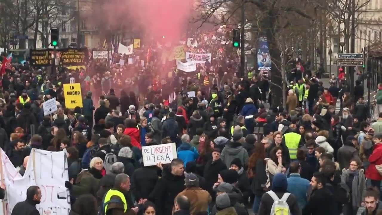 Race rozświetliły Paryż. Protesty przeciwko planowanej reformie emerytalnej nie ustają