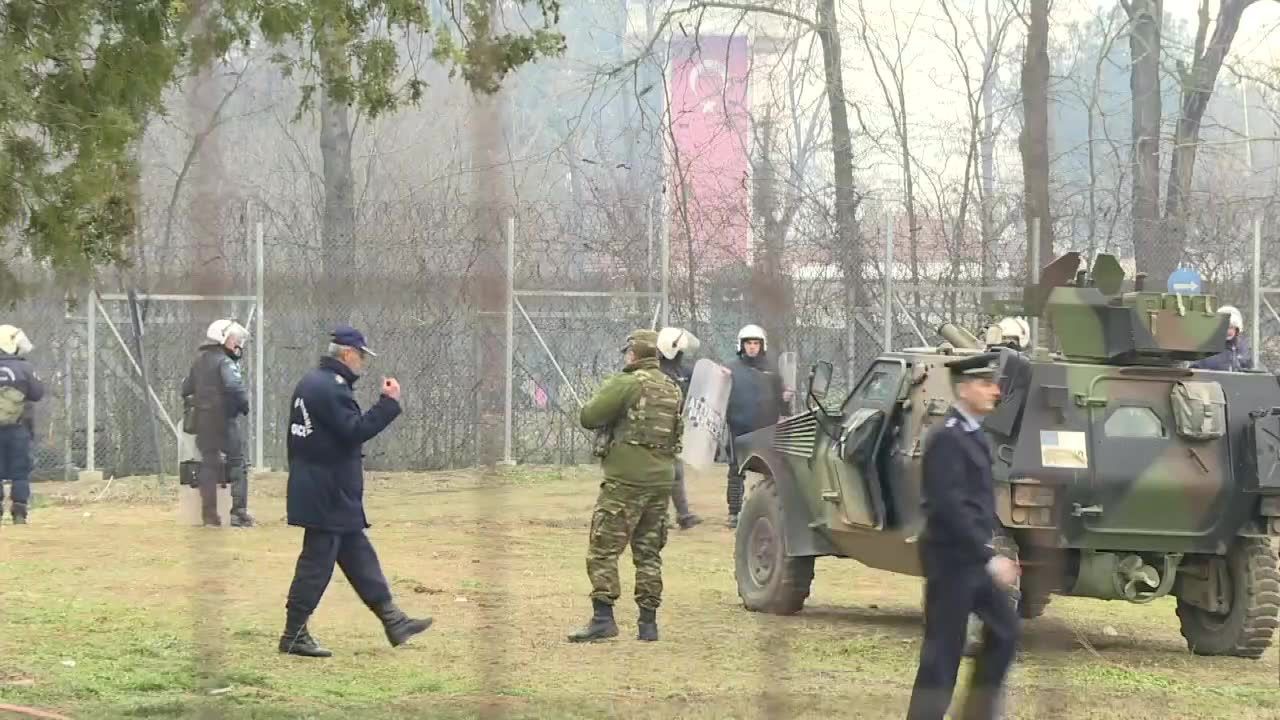 Syryjscy uchodźcy usiłowali przedostać się na terytorium Grecji. Policja użyła gazu łzawiącego