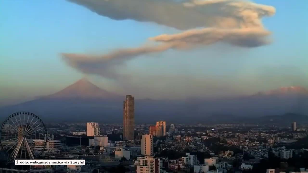 Chmura dymu na Pueblą po spektakularnym wybuchu wulkanu Popocatepetl