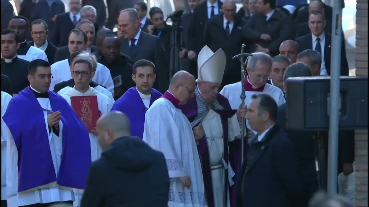 Papież Franciszek “lekko niedysponowany”. Wyglądał na osłabionego podczas mszy w Watykanie