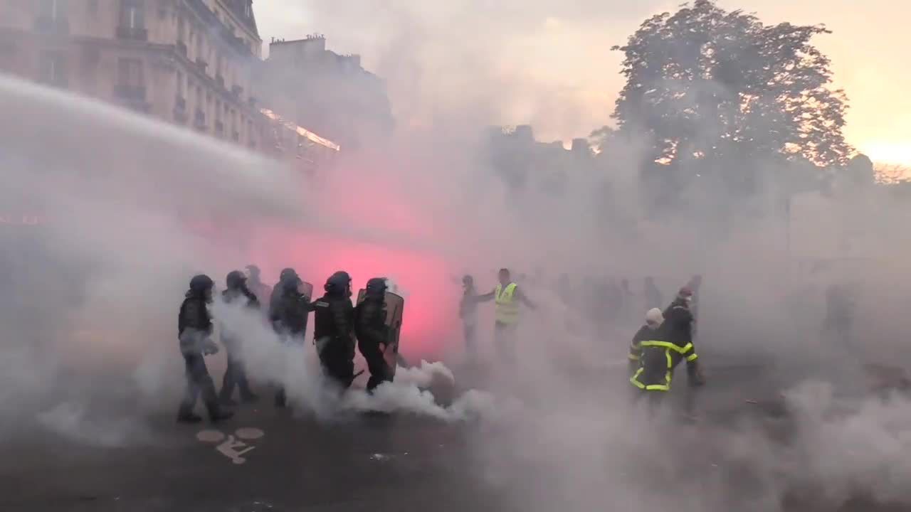 Starcie strażaków i policjantów na ulicach Paryża. Funkcjonariusze użyli gazu i armatek wodnych