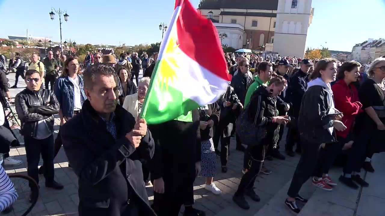 “To nasz ludzki odruch”. Protest w obronie Kurdów na Placu Zamkowym