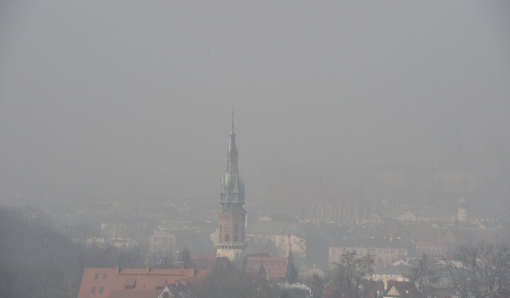 Od piątku obowiązują nowe, bardziej restrykcyjne normy alarmowania o smogu