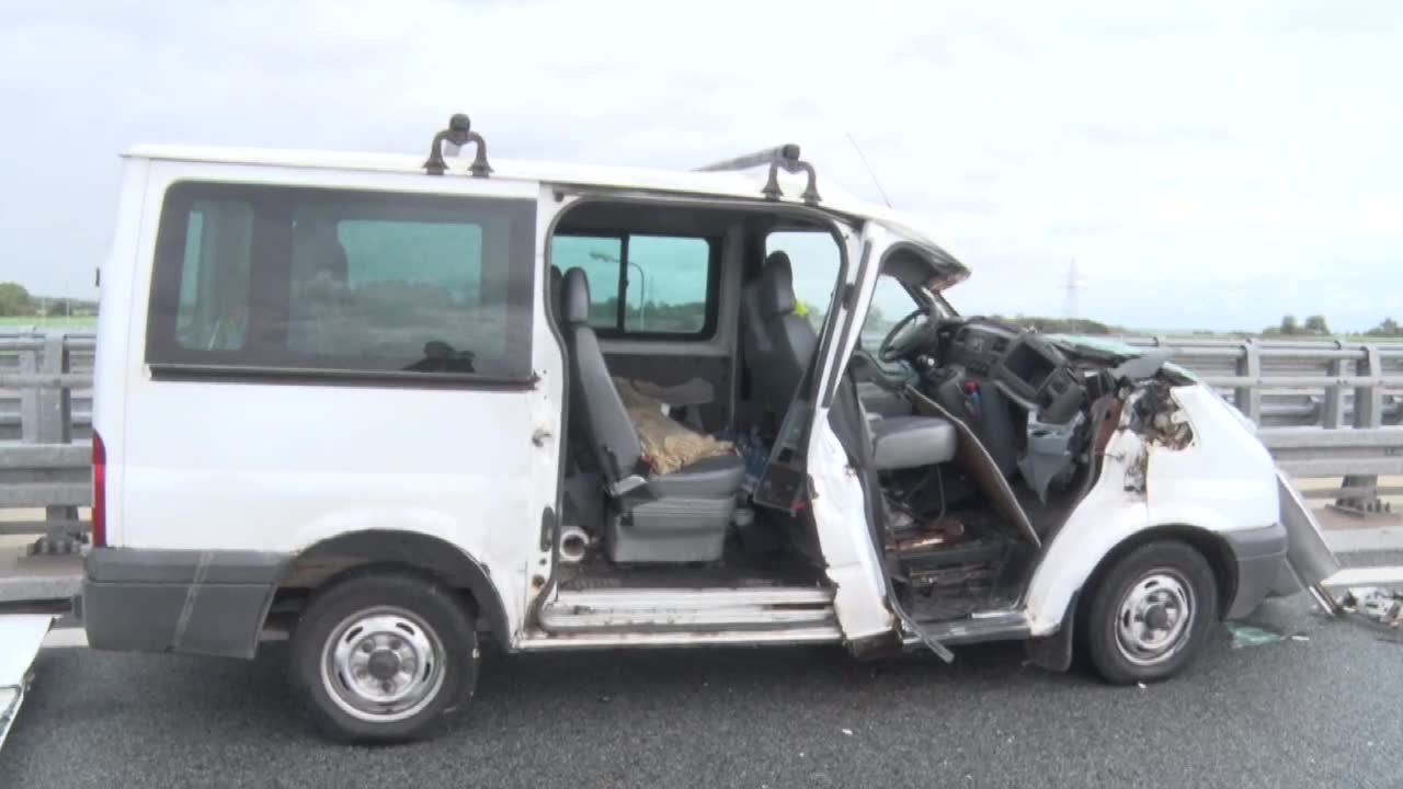 Samochód ciężarowy przewrócił się na bus na trasie S3 w Lubuskiem. Pustą naczepę porwał silny wiatr