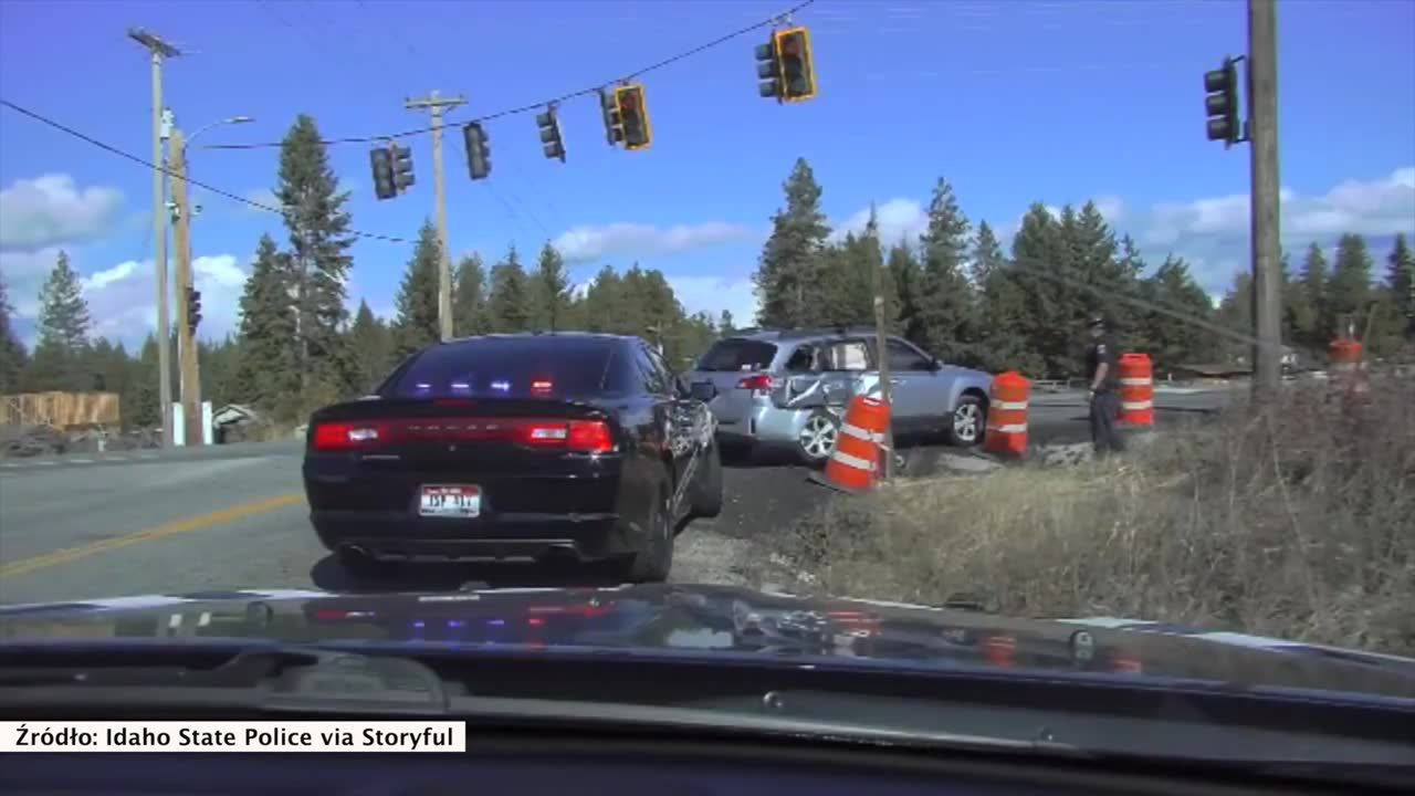 Ciężarówką wpadł w auto sprawdzane przez policjanta. Funkcjonariusz cudem uniknął obrażeń