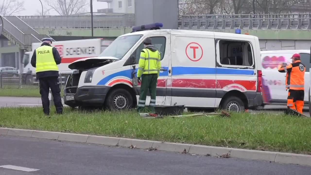 Kierowca karetki pogotowia wjechał w tył autobusu w Lublinie. Legitymował się podrobionymi dokumentami