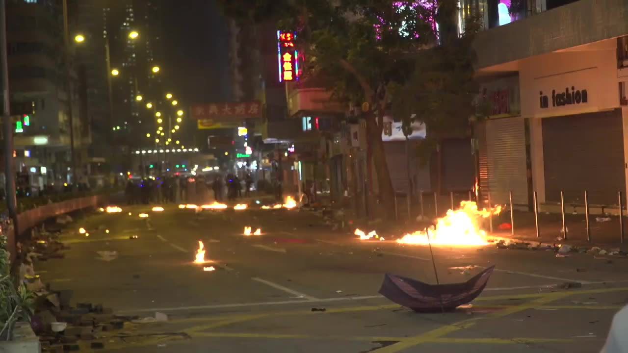 Całą noc trwały starcia między studentami a policją oblegającą kampus politechniki w Hongkongu