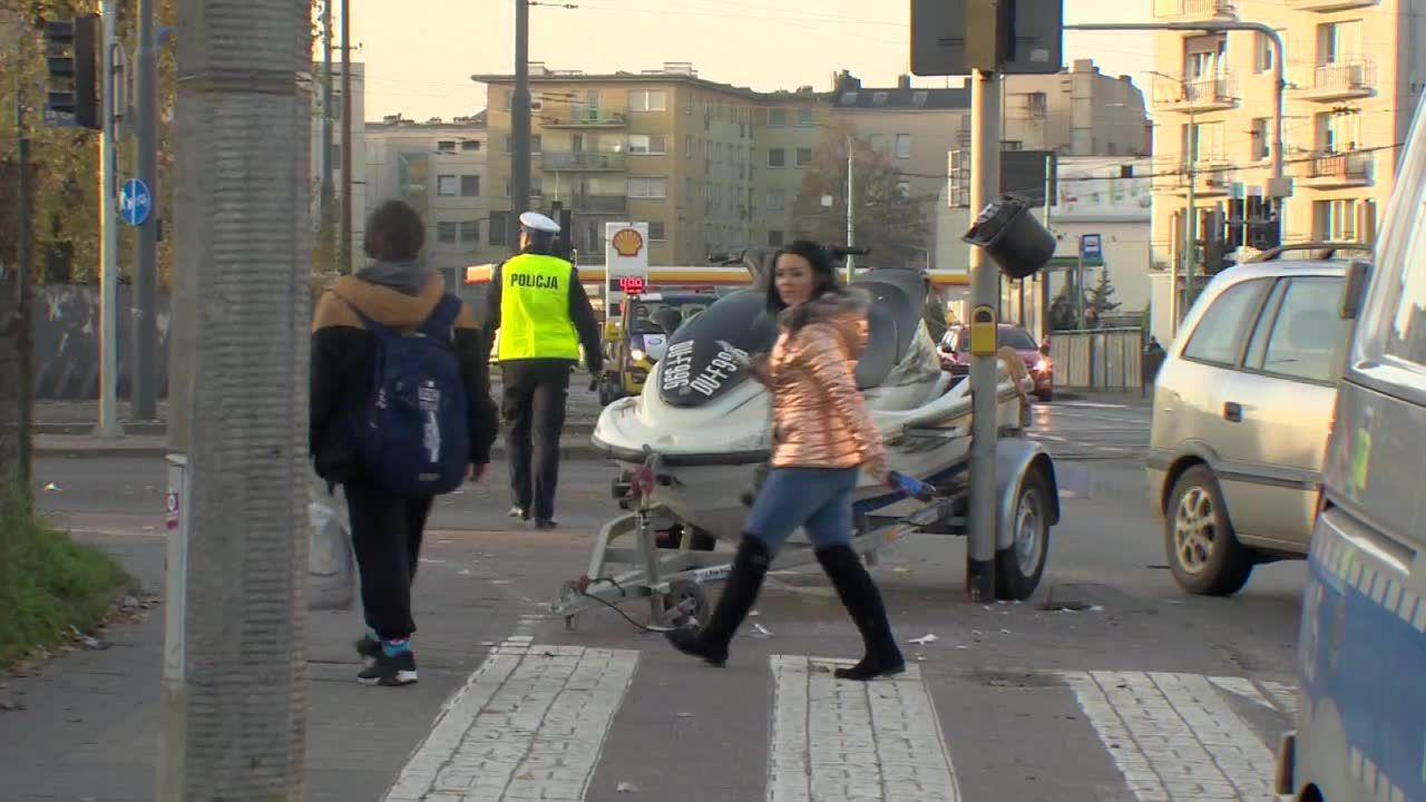 W Poznaniu pieszego potrąciła przyczepa ze skuterem wodnym. Mężczyzna trafił do szpitala