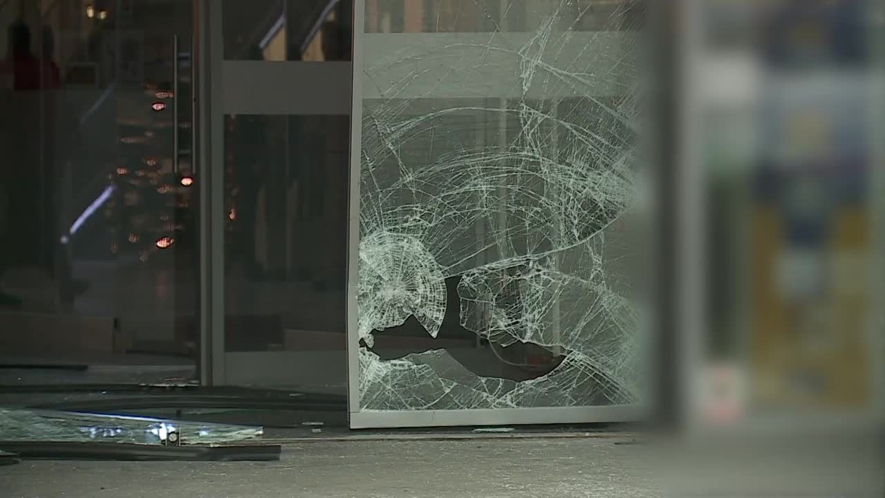 Brawurowy napad na sklep jubilerski w Koszalinie. Sprawcy staranowali autem drzwi centrum handlowego