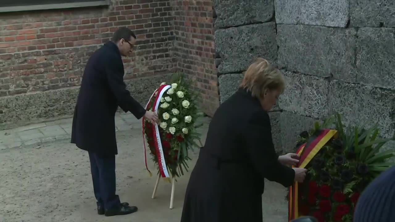 A. Merkel i M. Morawiecki złożyli wieńce pod Ścianą Straceń w Auschwitz-Birkenau