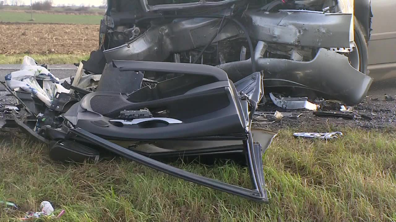 Jedna osoba zginęła a trzy są ranne po zderzeniu trzech samochodów na Dolnym Śląsku