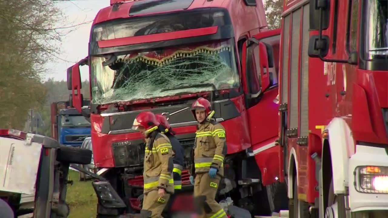 Zderzenie busa z ciężarówka na Dolnym Śląsku. Zginęły trzy osoby