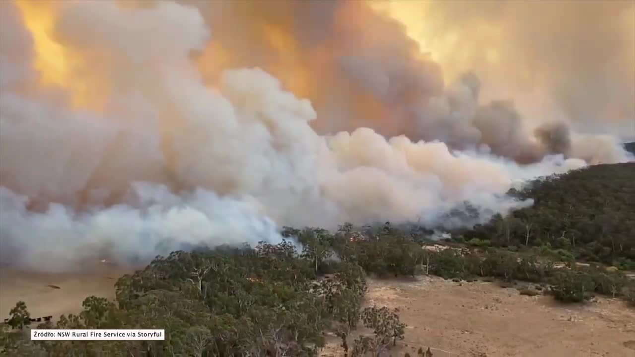 Płonie ponad 31 tys. hektarów buszu. Australijska straż opublikowała zdjęcia z helikoptera