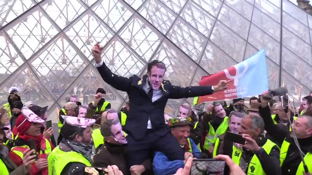 Tłum Macronów przed Luwrem. Nietypowy protest Żółtych Kamizelek w urodziny prezydenta Francji