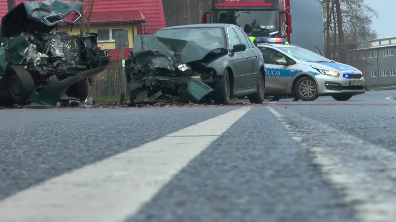 Policyjny pościg i czołowe zderzenie dwóch samochodów w Ostródzie.