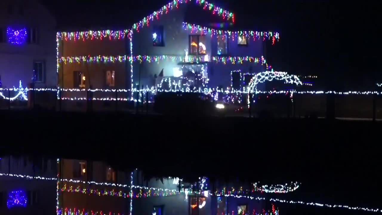 “Polskie Las Vegas” gotowe na Święta Bożego Narodzenia. Niezwykłe dekoracje we wsi Popowo w Lubuskiem