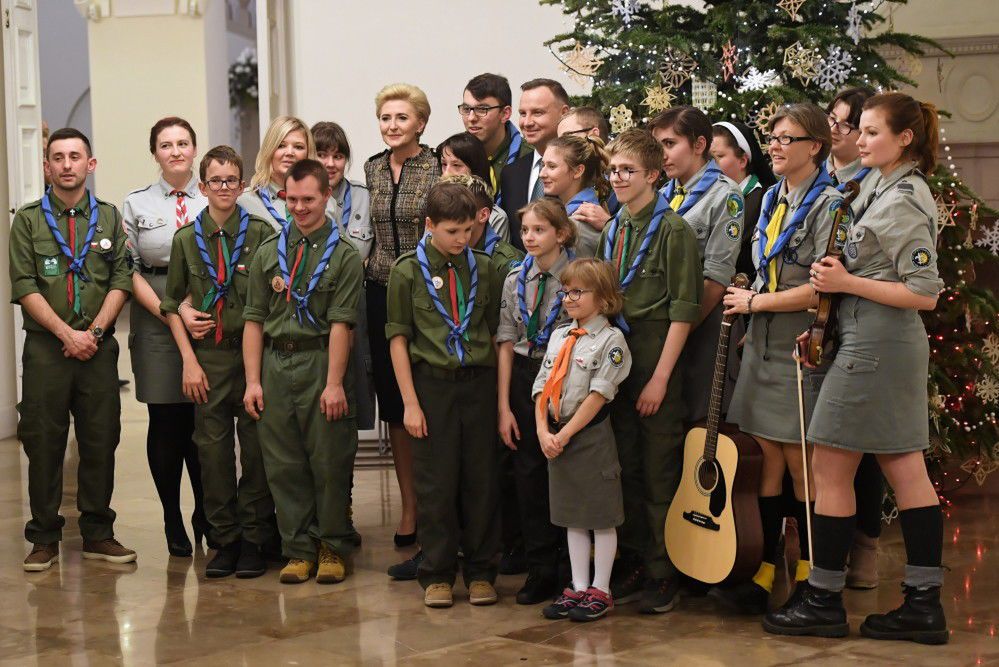 Betlejemskie Światło Pokoju niesione przez polskich harcerzy dotarło do Pałacu Prezydenckiego