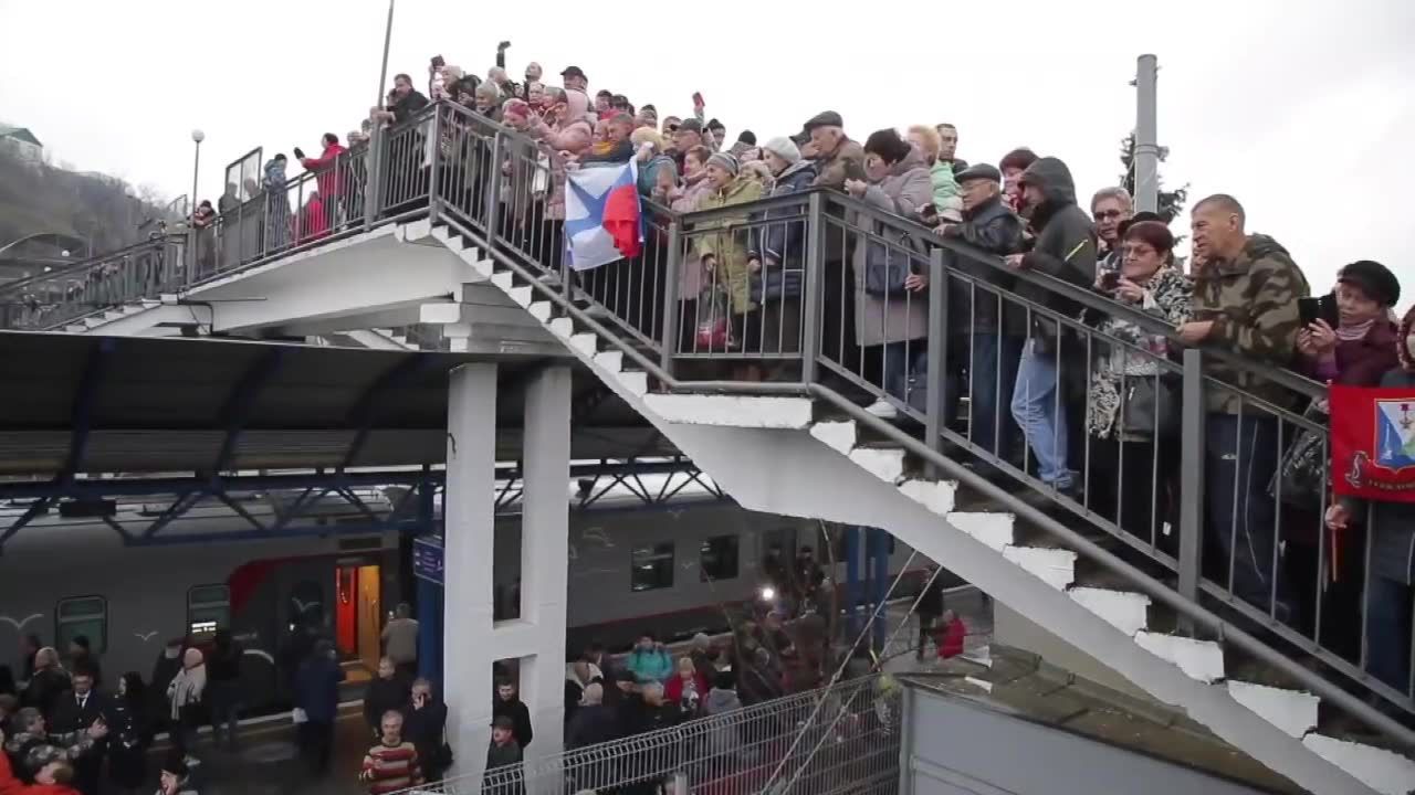 Mieszkańcy Sewastopola powitali pierwszy pociąg z Rosji