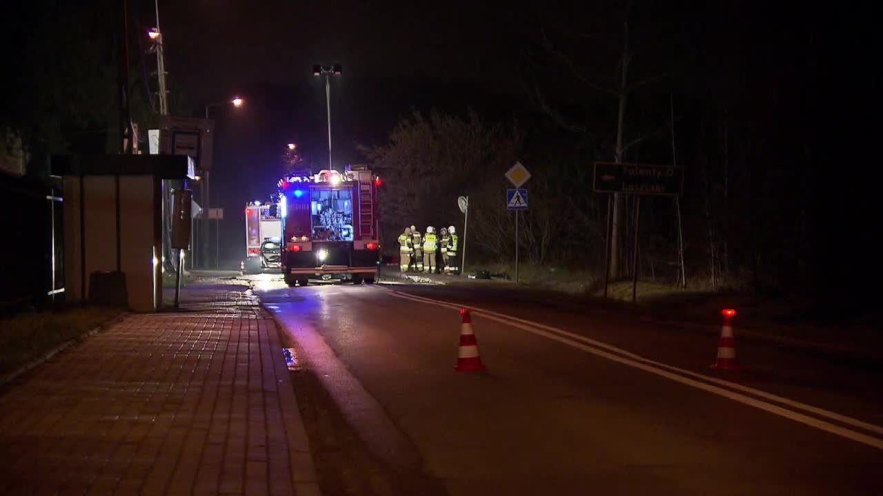 Dwie osoby ciężko ranne po wypadku pod Warszawą. Samochód uderzył w słup energetyczny