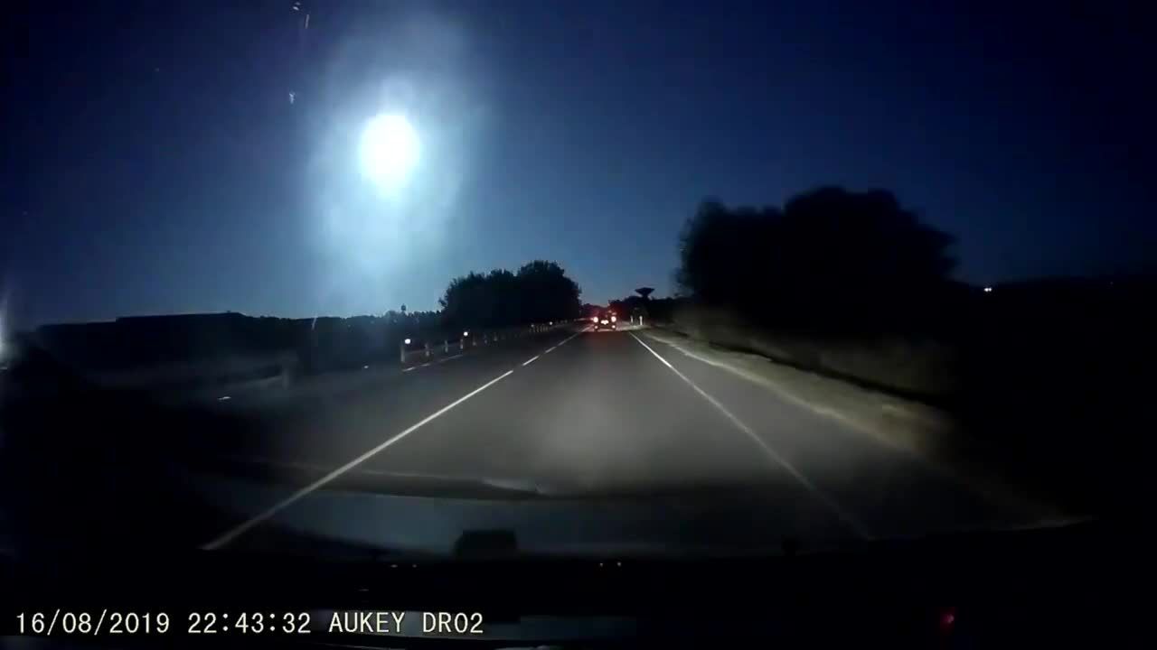 Meteoryt rozświetlił nocne niebo nad Sardynią. Efektowne nagranie z kamery samochodowej