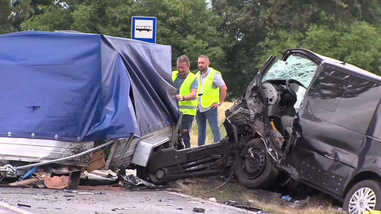 Śmiertelny wypadek na DK 20 w Siemczynie w woj. zachodniopomorskim. Bus zderzył się z osobówką