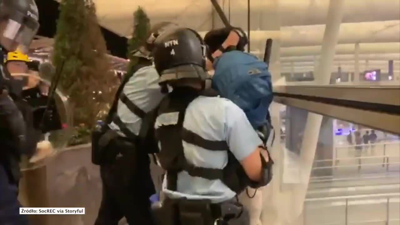 Brutalna interwencja policji na lotnisku w Hongkongu. Rozpoczęto usuwanie protestujących