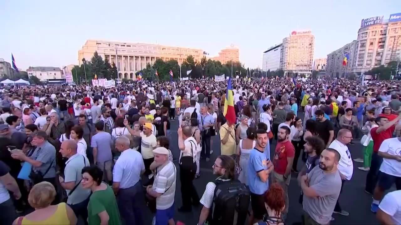 Antyrządowe protesty w Bukareszcie. Tysiące osób domagało się dymisji rządu