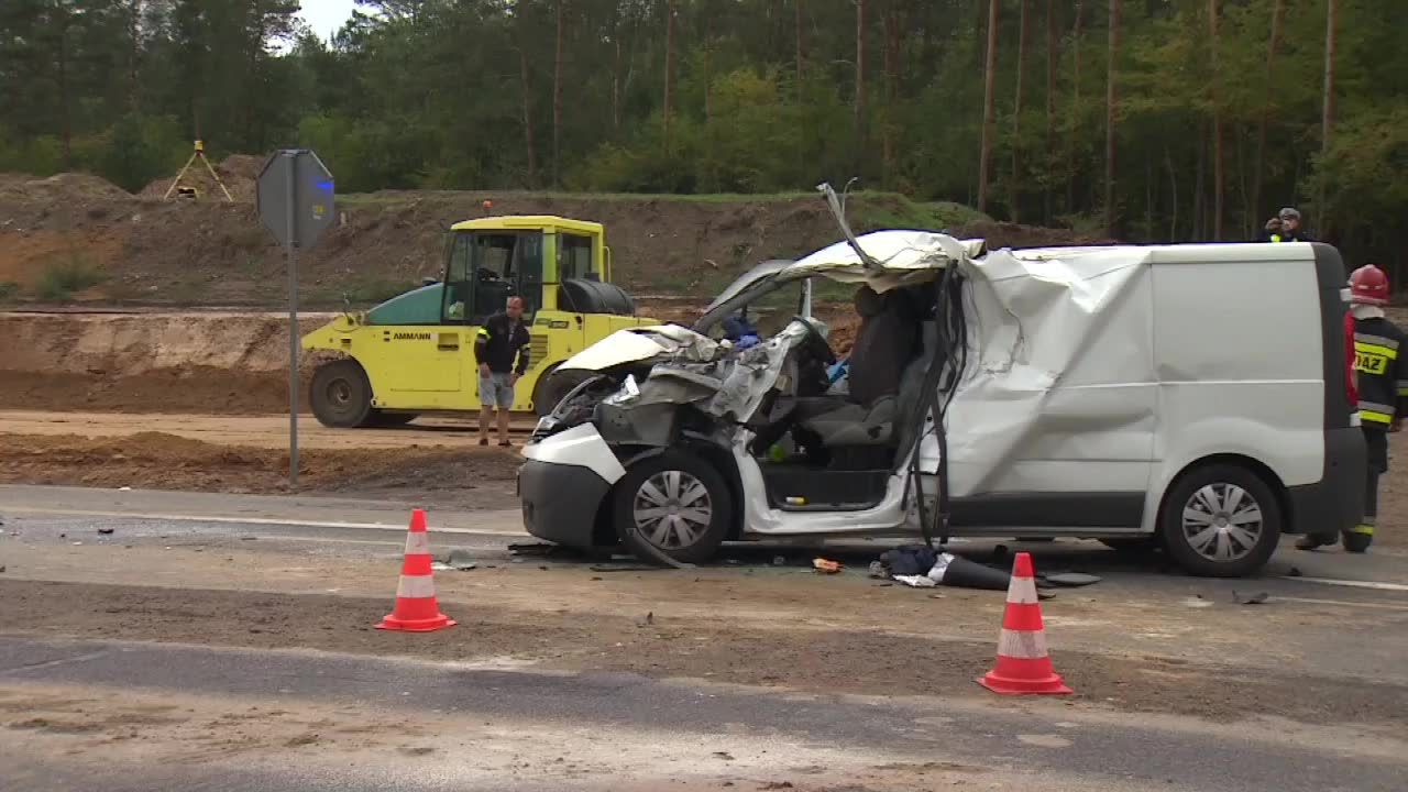 Dostawczak zderzył się z pojazdem budowlanym pod Częstochową. Kierowca został uwięziony w samochodzie