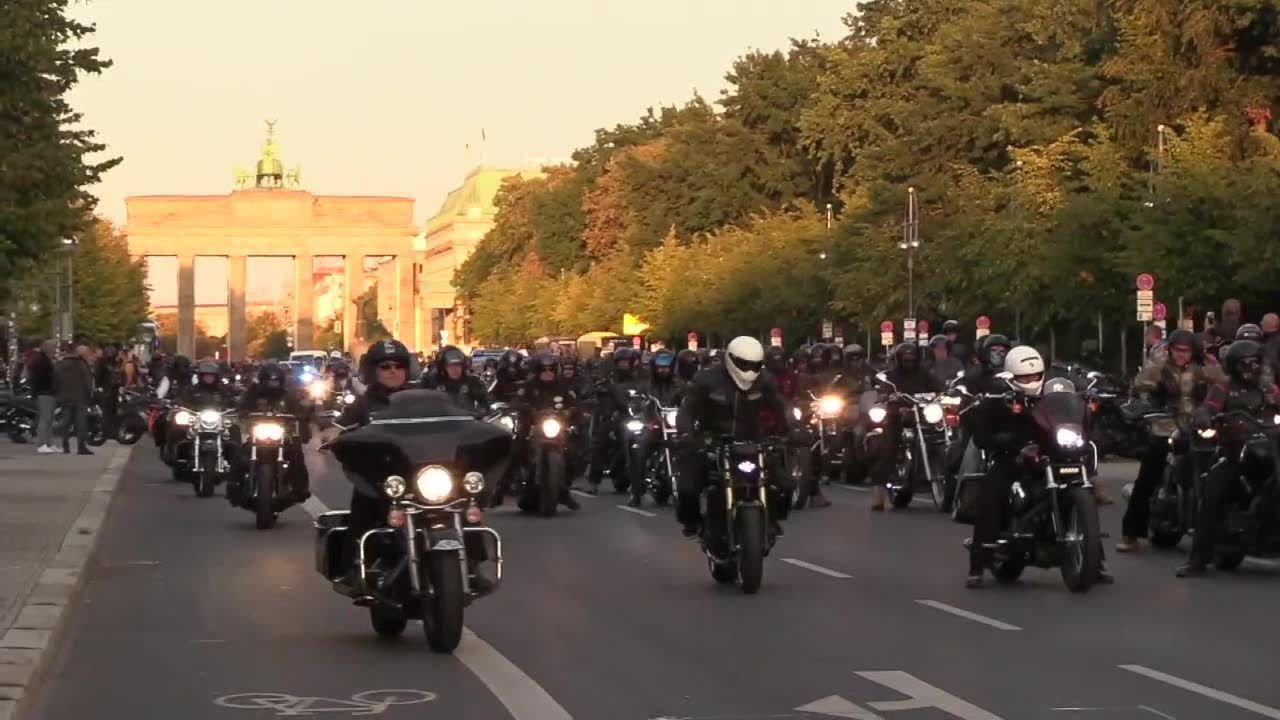 Setki motocyklistów Hells Angels protestowały w centrum Berlina. Parlament zakazał noszenia symbolu organizacji