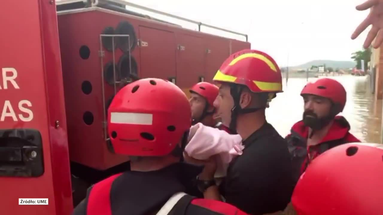 Żołnierze uratowali dziecko z zalanego budynku na zachodzie Hiszpanii