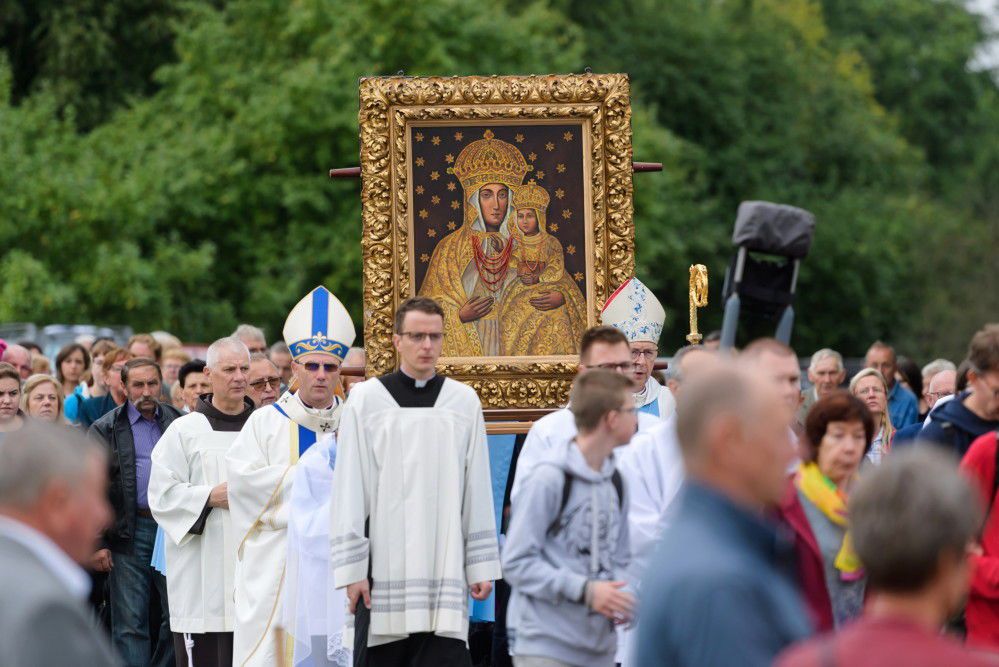 Uroczystości 50. rocznicy koronacji obrazu Matki Bożej Pocieszenia w Dąbrówce Kościelnej