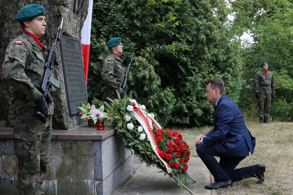 Szef MON oddał hołd pomordowanym i więźniom Fortu III w Pomiechówku