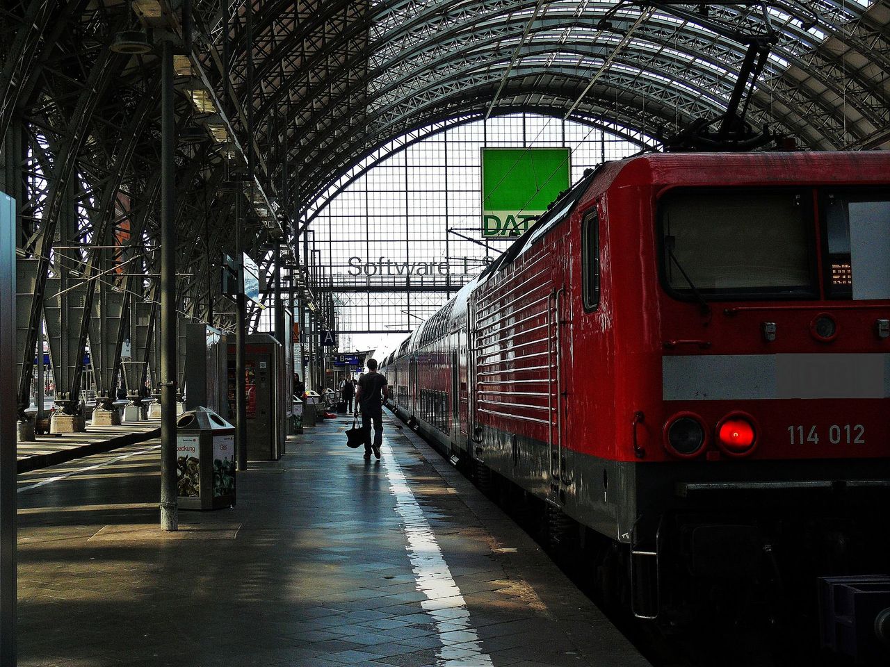 Wepchnął kobietę z 8-letnim dzieckiem pod pociąg na dworcu we Frankfurcie. Sprawcę pomogli złapać świadkowie