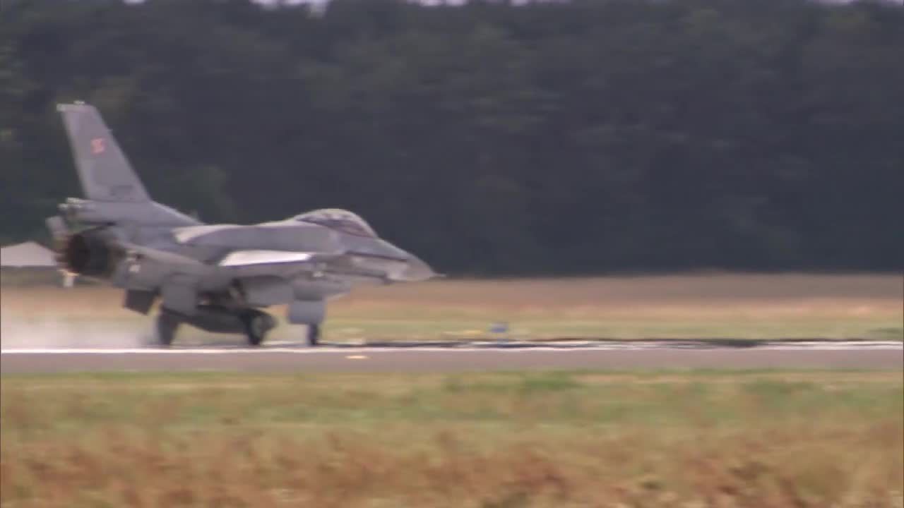 F-16 wracają do bazy w Łasku po remoncie pasa startowego