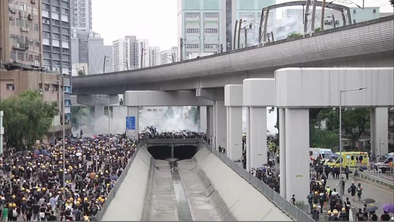 Gaz łzawiący na ulicach Hongkongu. Policja w Hongkongu rozpędziła demonstrację