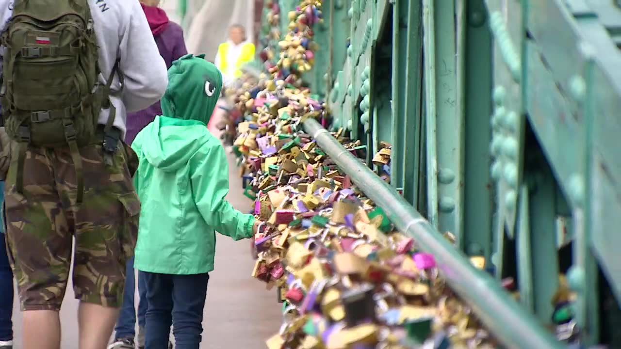 Koniec z „symbolami miłości” na Moście Tumskim we Wrocławiu. Kłódki do zdjęcia, zabytek do remontu