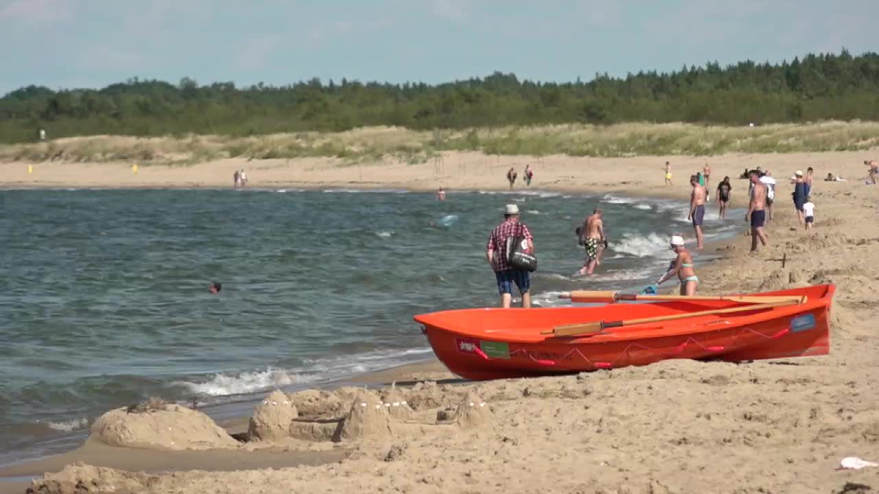 Wszystkie kąpieliska nad Bałtykiem otwarte. Wiatr wywiał sinice na otwarte morze