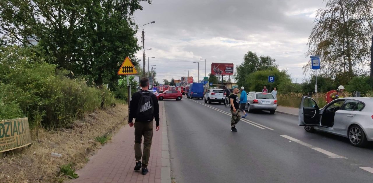 Zderzenie samochodu z pociągiem w Plewiskach, trasa Poznań-Opalenica zablokowana (Aktualizacja)