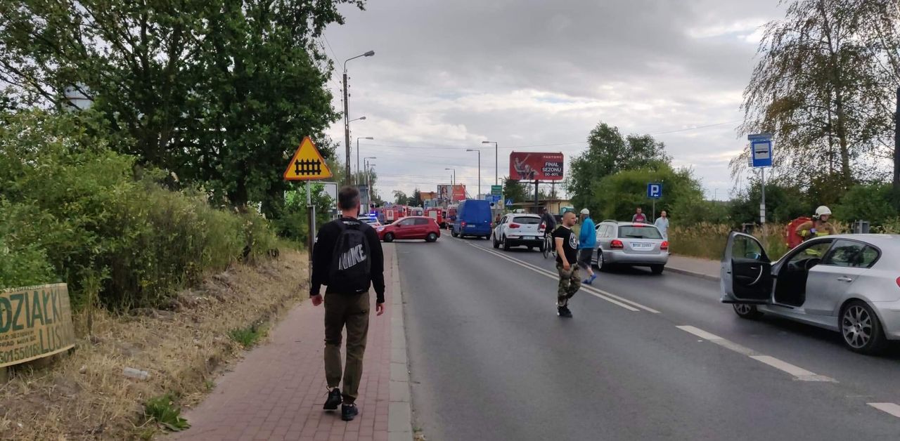 Zderzenie samochodu z pociągiem w Plewiskach, trasa Poznań-Opalenica zablokowana (Aktualizacja)