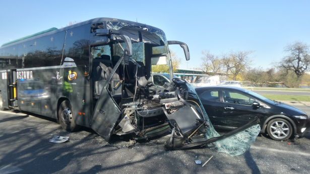 Autobus Legii Warszawa z prawie 30 dziećmi na pokładzie miał wypadek