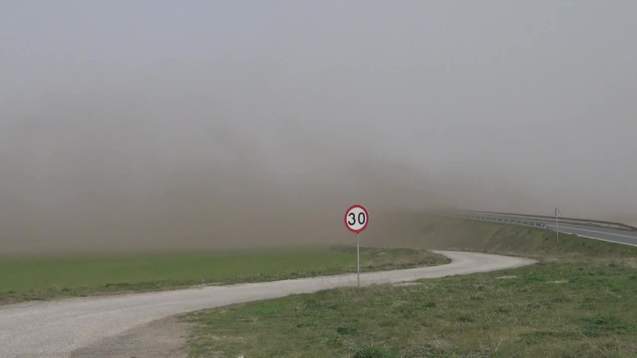 Burza piaskowa nadciągnęła nad Polskę. “Pył może wywoływać kaszel, chrypkę i łzawienie”