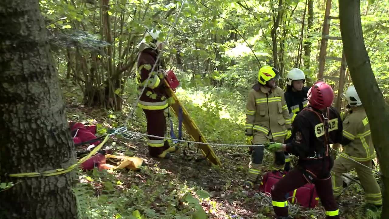 Paralotniarz zawisł na drzewie. Pomogli mu strażacy i ratownicy górscy